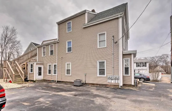 布羅克頓市中心的舒適三層公寓！