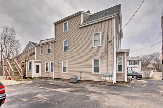 Cozy Third-Story Apartment in Dtwn Brockton!