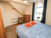 Carisbrooke House, Apartment 6
