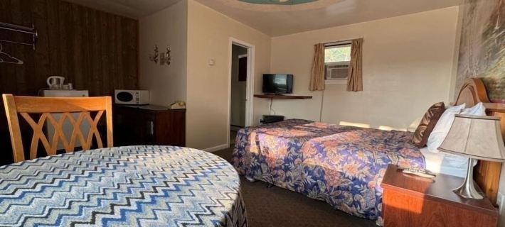 Holiday Motel Hotels in Simcoe County