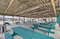 Walk to Wolf Run Lake Cottage with Furnished Deck Hôtels à : Penn Forest Township