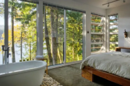 83mf - Lakeside - Hot Tub - BBQ - Dock - Sleeps 4 2 Bedroom Home by RedAwning