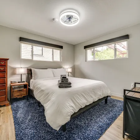 2 Blocks to Beach Park Cozy Seattle Townhome