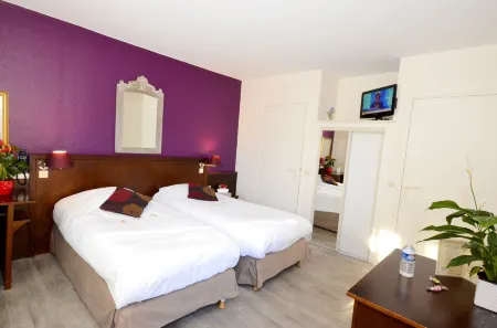 Logis Hôtel les Nymphéas Отели в г. Ломуа