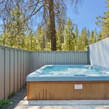 10 Tan Oak Home Features Private Hot Tub and BBQ on the Deck by RedAwning