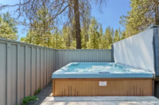 10 Tan Oak Home Features Private Hot Tub and BBQ on the Deck by RedAwning