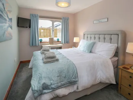 Sea Breeze Отели рядом с достопримечательностью «Airworld Aviation Museum»