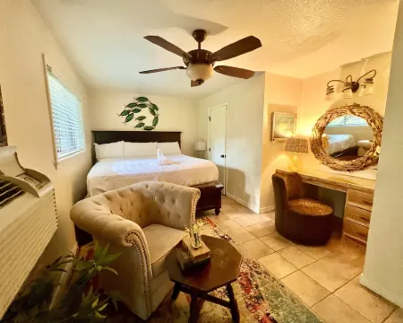 A2 - Poolside King Cabana with Full Kitchen, King Bed, Sleeper Sofa and Pool Access Hotels in Montgomery County