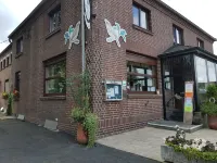 Hotel Haus Nachtigall - B&B Hotels in Рес