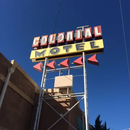 Colonial Motel Отели рядом с достопримечательностью «Navajo Code Talkers Museum»