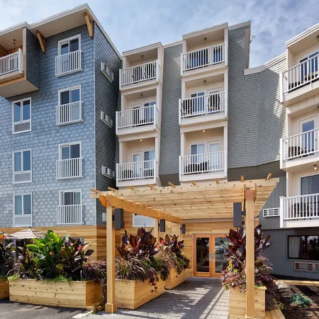 Rockland Harbor Hotel