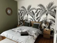 Quiet two-bedroom house on the banks of the Seine with parking space. Outdoor terrace Hotel a Cleon