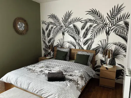 Quiet two-bedroom house on the banks of the Seine with parking space. Outdoor terrace Отели в г. Клеон