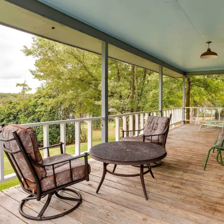 Doyline Cottage w/ Large Porch & Lake Access!