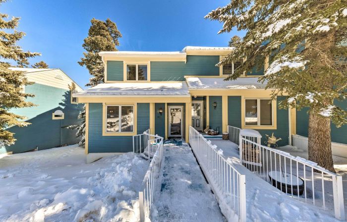 Bright Cloudcroft Condo w/ Game Room + Deck!