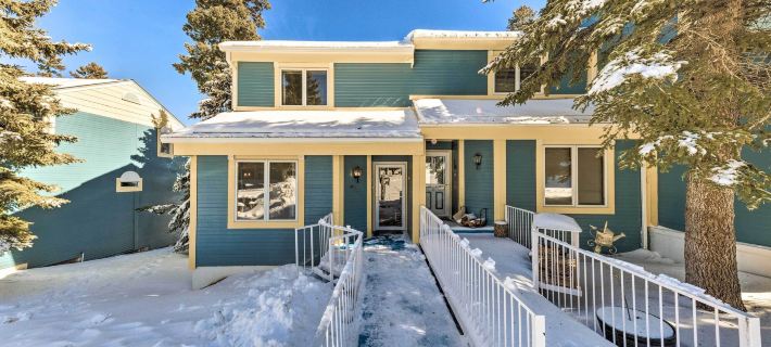 Bright Cloudcroft Condo w/ Game Room + Deck! Отели в г. Клаудкрофт