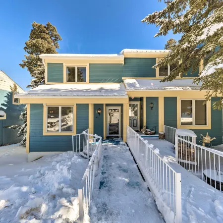Bright Cloudcroft Condo w/ Game Room + Deck!