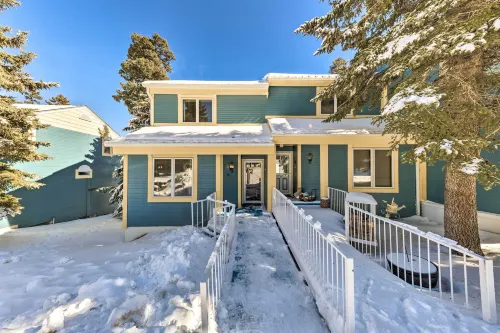 Bright Cloudcroft Condo w/ Game Room + Deck! -  Privatzimmer