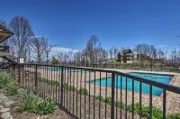 'The Phoenix' Cabin w/ Hot Tub in Gatlinburg! - بيت ضيافة