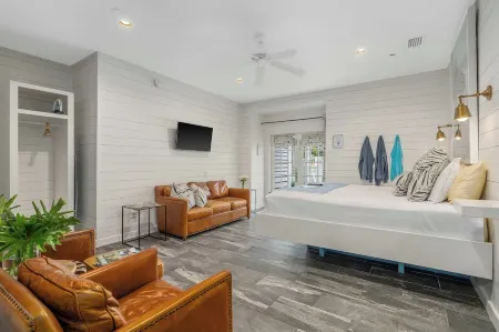 NEW!  Fairhope’s most unique and spacious . Families, couples and pet friendl