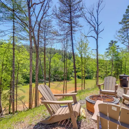 2 Mi to Village and Lake! Charming Helen Retreat