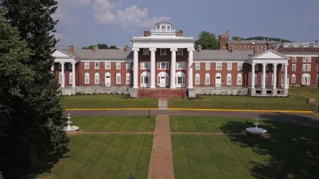 The Blackburn Inn and Conference Center Отели рядом с достопримечательностью «Публичная библиотека Стонтон»