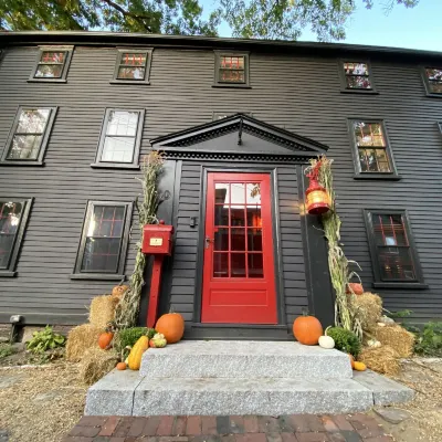 Daniels House Inn Hotels near Salem Station