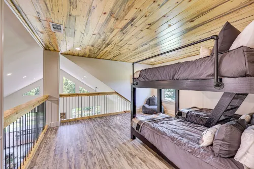 Riverfront Murfreesboro Cabin w/ Fire Pit - Balcony