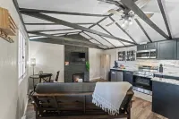 Mini Mountain Retreat surrounded by Trees in enchanting Divide with WiFi