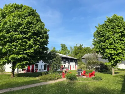 Jolly Roger Inn & Resort Hotels near Wolf Den