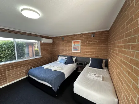 The Oaks Hotel Motel Отели в г. Ок Флэтс