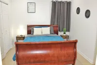 The Fun House! with Master Suite and open common areas 4BR/2BA Walgreens附近的飯店