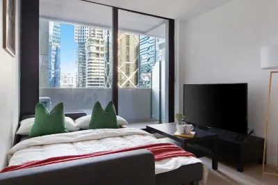2BR Apt Next to Melbourne Central with City Views