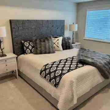 Mountain views condo with coffee/restaurant on first floor Rooms