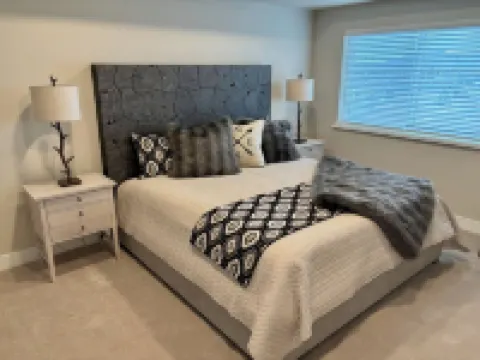 Mountain views condo with coffee/restaurant on first floor