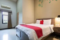 RedDoorz Plus Near Mall Slipi Jaya Các khách sạn ở Tây Jakarta