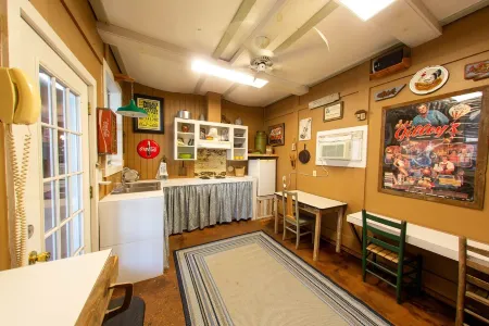 Charming 2-bedroom house in fabulous Breaux Bridge with WiFi, AC