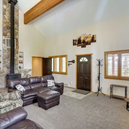 Spacious Beaver Getaway Near Eagle Point Resort!