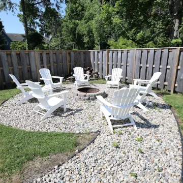 6-bedroom vacation home just a 5-minute walk to Lake Michigan Отели в г. Каско Тауншип