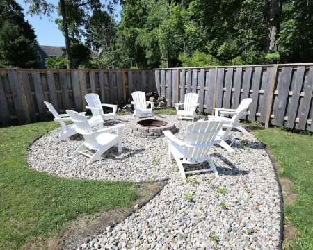 6-bedroom vacation home just a 5-minute walk to Lake Michigan 卡斯科酒店