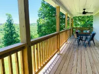 Charming 3-bedroom cabin with a view, AC/wifi located near Mountain View