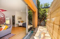 Artistic Venice Beach Canals Studio w/Rooftop & Sauna!