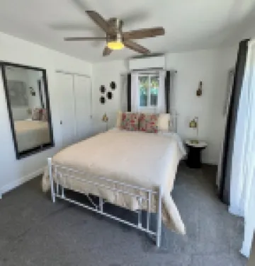 Flamingo Oasis - Next to the Atascadero lake/park/zoo!