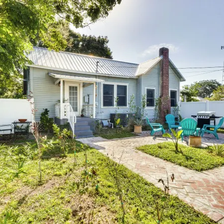 Fire Pit & Yard: Updated Winter Garden Home!