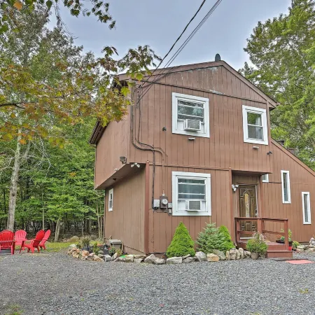 15 Mi to Camelback Ski Resort: Home w/ Deck!