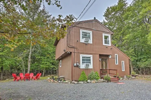 15 Mi to Camelback Ski Resort: Home w/ Deck! Hotels in Coolbaugh Township