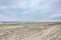 Walk to Ocean: Myrtle Beach House w/ Hot Tub! - parking