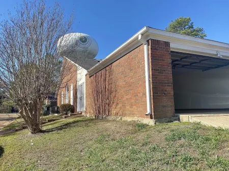 Parisian Marble Loft with a Garage Off Hwy55!