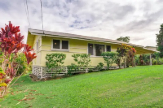Charming Historic Hilo House Minutes to Beach!