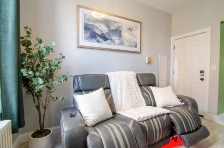 Taste of Honey - 10 Mins To NYC - Brand New